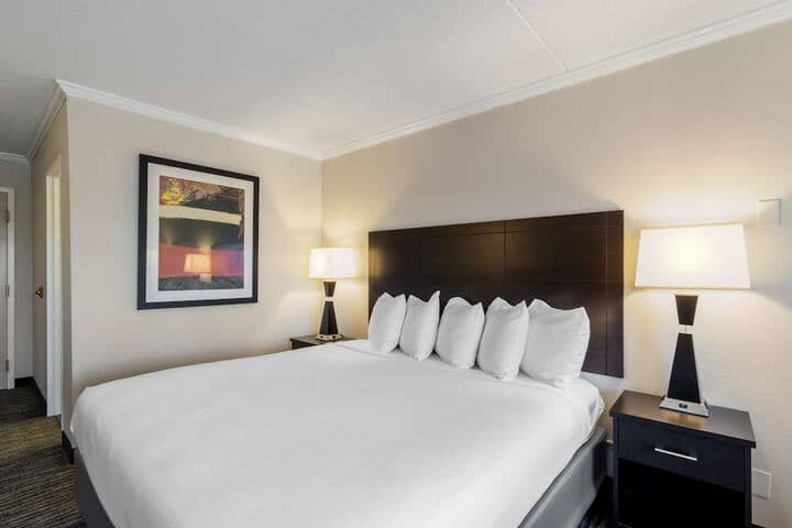 Room 6 of 28
